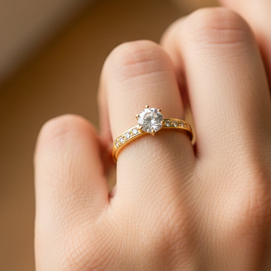 Mano de modelo usando un anillo en oro amarillo de 18 quilates con cristales de Joyería Caracas.