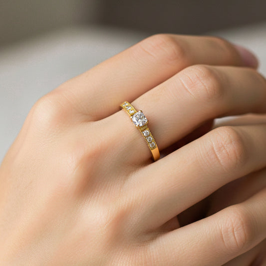 Mano de modelo usando un anillo en oro amarillo de 18 quilates con cristales de Joyería Caracas.