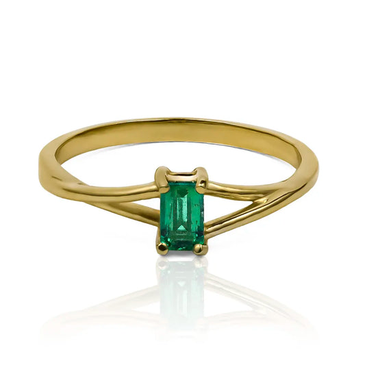 Anillo de compromiso baguette emerald de oro de 18k, Confeccionado por expertos joyeros de Joyería Caracas, cuenta con garantía de por vida.