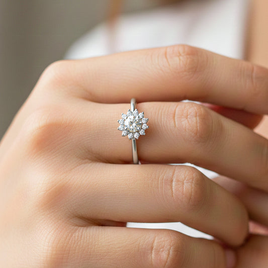 Mano de modelo usando un anillo con forma de flor en el centro en oro blanco de 18 quilates con cristales de Joyería Caracas.