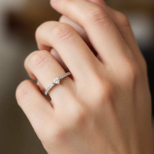 Mano de modelo usando un anillo en oro blanco de 18 quilates con cristales de Joyería Caracas.