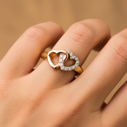 Mano de mujer usando un anillo 3 oros de 18 quilates con 2 corazones entrelazados entre ellos en el centro de Joyería Caracas.