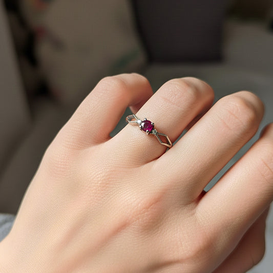 Mano de modelo usando un anillo en oro blanco de 18 quilates con Rubí de Joyería Caracas.