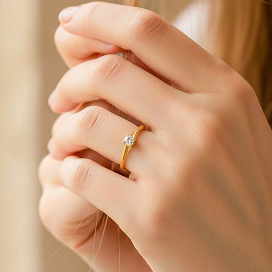 Mano de modelo usando un anillo en oro amarillo de 18 quilates con cristal de Joyería Caracas.