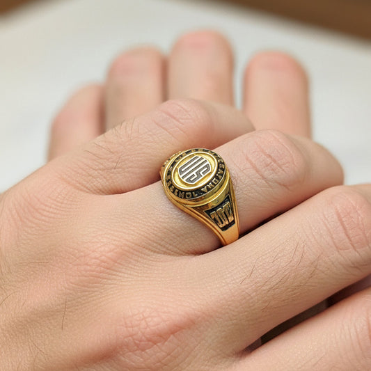 Mano de hombre usando un anillo de grado en oro amarillo de 18 quilates de Joyería Caracas.