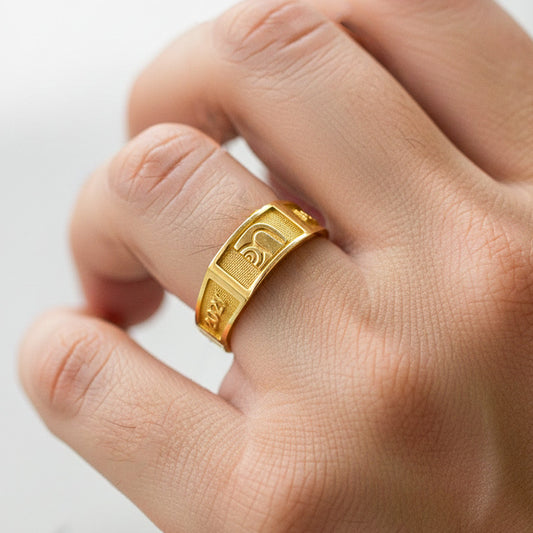 Mano de hombre usando un anillo de grado tipo argolla personalizado de la UCC en oro amarillo de 18 quilates de Joyería Caracas.