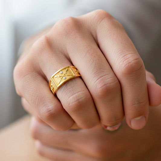 Mano de hombre usando un anillo de grado tipo argolla de la armada en oro amarillo de 18 quilates de Joyería Caracas.