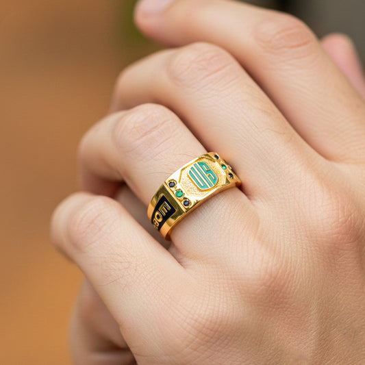 Mano de hombre usando un anillo de grado de la UIS en oro amarillo de 18 quilates de Joyería Caracas.