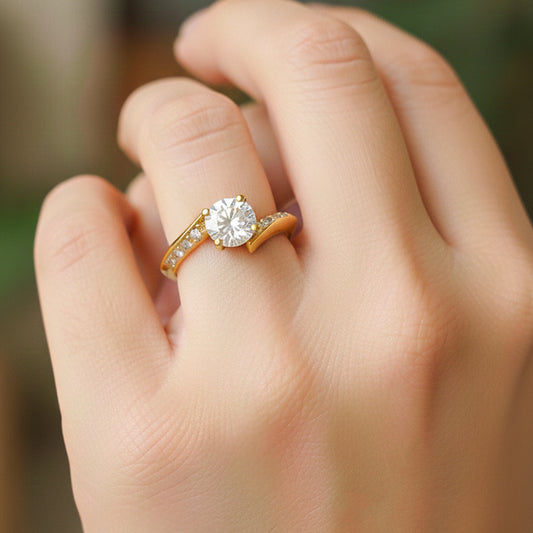 Mano de modelo usando un anillo en oro amarillo de 18 quilates con cristales de Joyería Caracas.