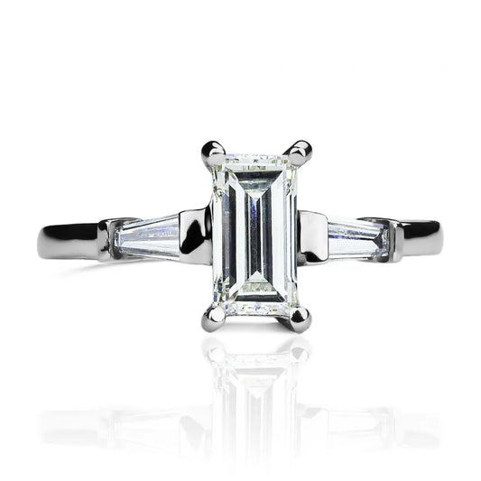 Anillo imperial baguette. Fabricado en oro de 18k por Joyería Caracas y cuenta con un certificado de calidad y garantía para toda la vida.