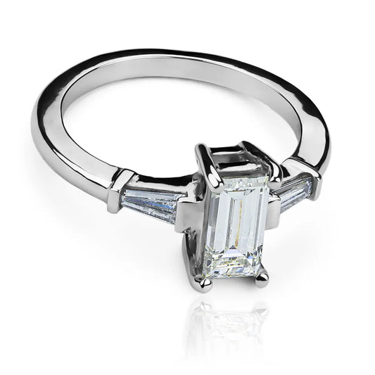 Anillo imperial baguette. Fabricado en oro de 18k por Joyería Caracas y cuenta con un certificado de calidad y garantía para toda la vida.