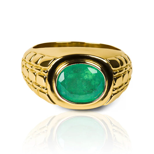 Anillo Emerald Scales, fabricado por Joyería Caracas en oro de 18k destaca por su diseño exclusivo y la esmeralda natural ovalada, cuenta con certificado de calidad y garantía de por vida.