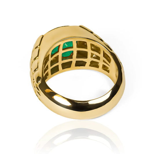 Anillo Emerald Scales, fabricado por Joyería Caracas en oro de 18k destaca por su diseño exclusivo y la esmeralda natural ovalada, cuenta con certificado de calidad y garantía de por vida.
