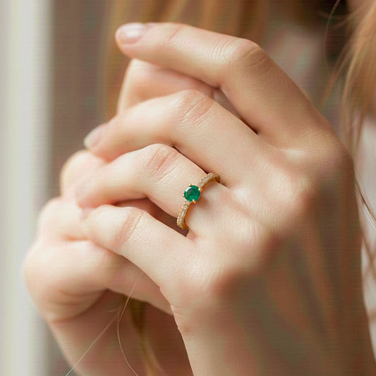 Mano de modelo usando un anillo en oro amarillo de 18 quilates con cristales de Joyería Caracas.