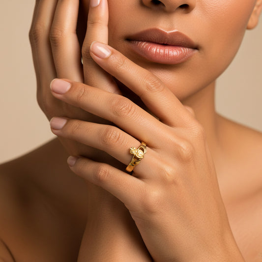 Mano de mujer usando un anillo con forma de mano y en el centro el número 15 en oro amarillo de 18 quilates de Joyería Caracas.
