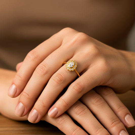 Mano de mujer usando un anillo lady tradicional en oro amarillo de 18 quilates con cristales de color blanco de Joyería Caracas.