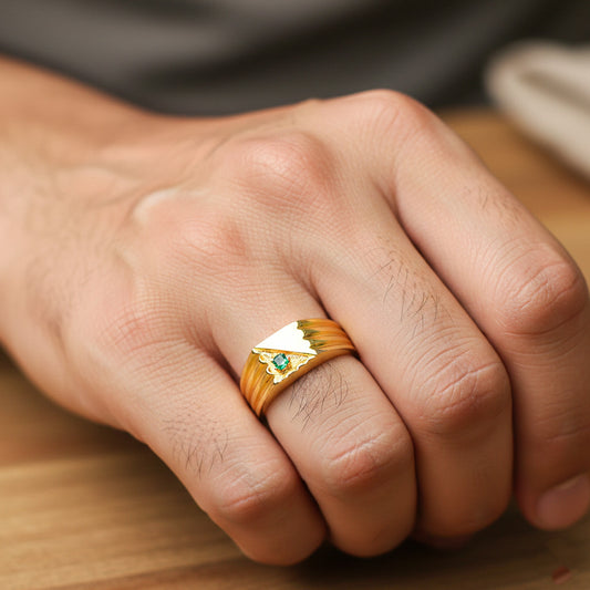 Mano de hombre usando un anillo en oro amarillo de 18 quilates de Joyería Caracas.