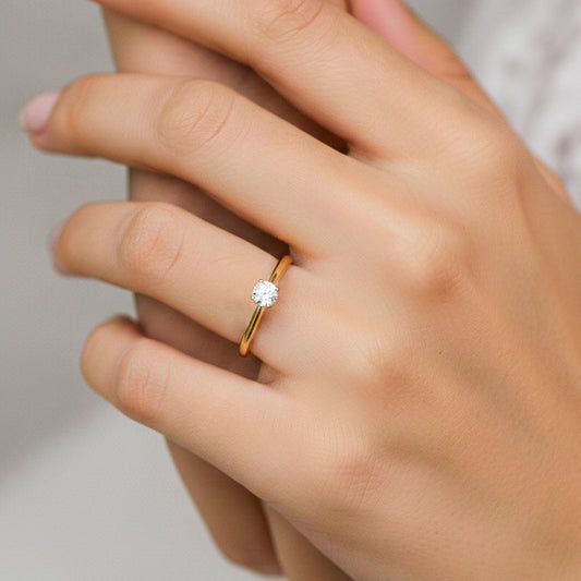 Mano de modelo usando un anillo en oro amarillo de 18 quilates con Moissanite de Joyería Caracas.