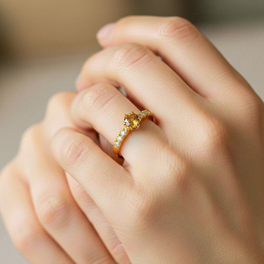 Mano de modelo usando un anillo en oro amarillo de 18 quilates con cristales de Joyería Caracas.