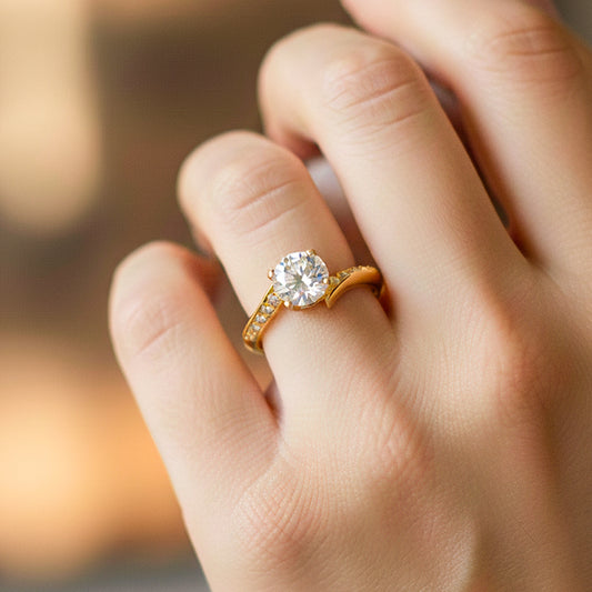 Mano de modelo usando un anillo en oro amarillo de 18 quilates con cristales de Joyería Caracas.