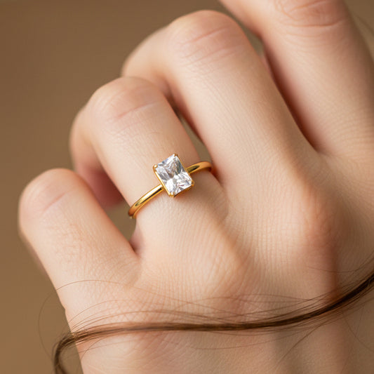 Mano de modelo usando un anillo en oro amarillo de 18 quilates con cristal de Joyería Caracas.