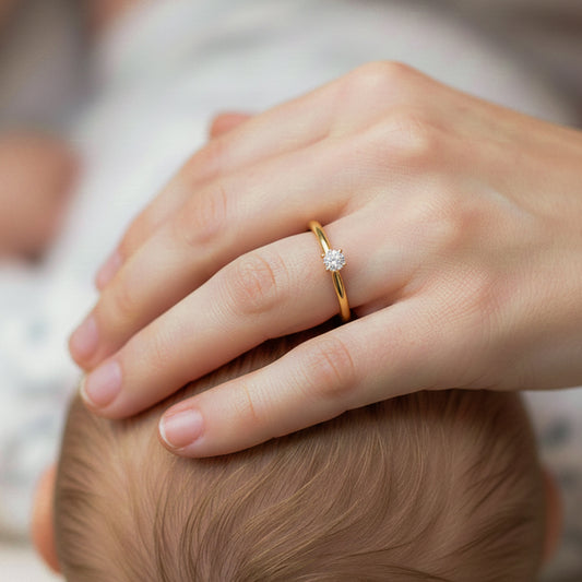 Mano de modelo usando un anillo en oro amarillo de 18 quilates con Moissanite de Joyería Caracas.