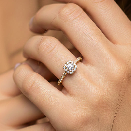 Mano de modelo usando un anillo en oro amarillo de 18 quilates con cristales de color blanco de Joyería Caracas.