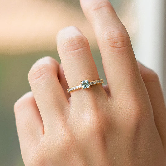 Mano de modelo usando un anillo en oro amarillo de 18 quilates con Topacio en el centro y cristales alrededor de Joyería Caracas.