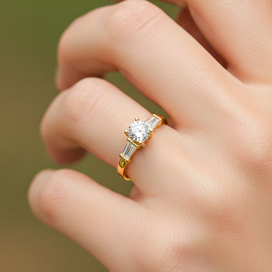 Mano de modelo usando un anillo en oro amarillo de 18 quilates con cristales de Joyería Caracas.