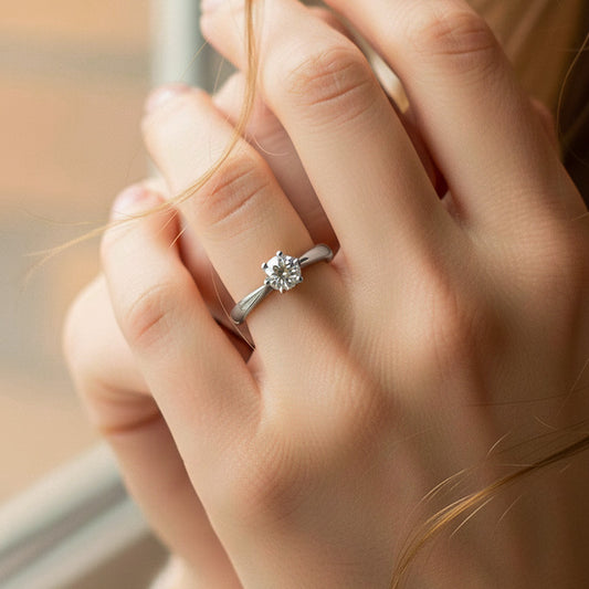 Mano de modelo usando un anillo en oro blanco de 18 quilates con cristal de Joyería Caracas.