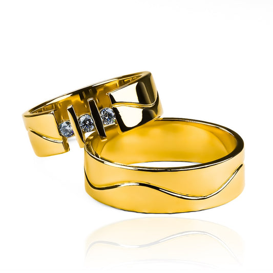 Argollas de matrimonio between waves fabricadas en oro 18k de Joyería Caracas, cuentan con certificado de calidad y garantía para toda la vida.