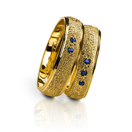 Argollas de matrimonio Desert Passion, elaboradas en oro 18k por Joyería Caracas, cuentan con certificado de calidad y garantía para toda la vida.