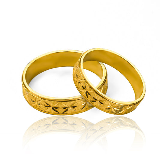 Argollas de matrimonio Estrellas Seguidas, diseñadas y fabricadas en oro 18 quilates, cada argolla viene con un certificado de calidad y garantía para toda la vida.