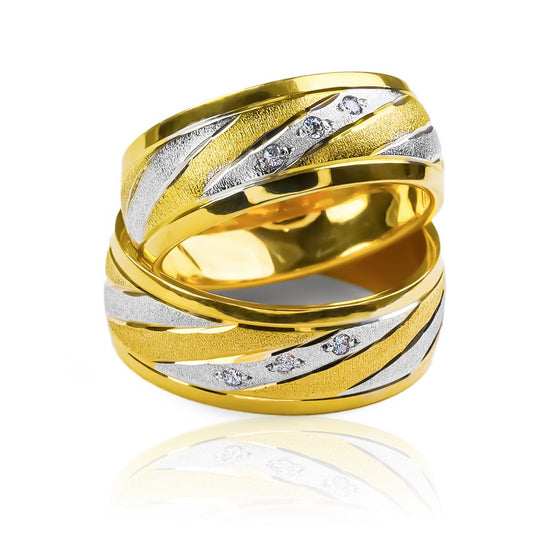 Argollas de matrimonio interspersed love, fabricadas en oro 18 quilates de Joyería Caracas, cuenta con un certificado de calidad y garantía de por vida.