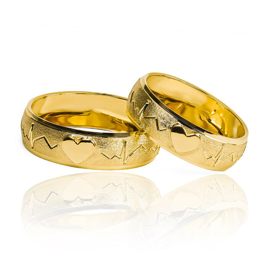Argollas de matrimonio Latidos Iniciales & Corazones, fabricados en oro 18k por Joyería Caracas, cada una viene con un certificado de calidad y garantía para toda la vida.