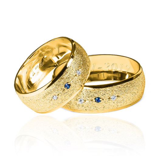 Argollas de matrimonio mate corrugado Zafiro y Diamantes, fabricadas en oro de 18k, diseñados por Joyería Caracas, cada uno cuenta con certificado de autenticidad y garantía de por vida.