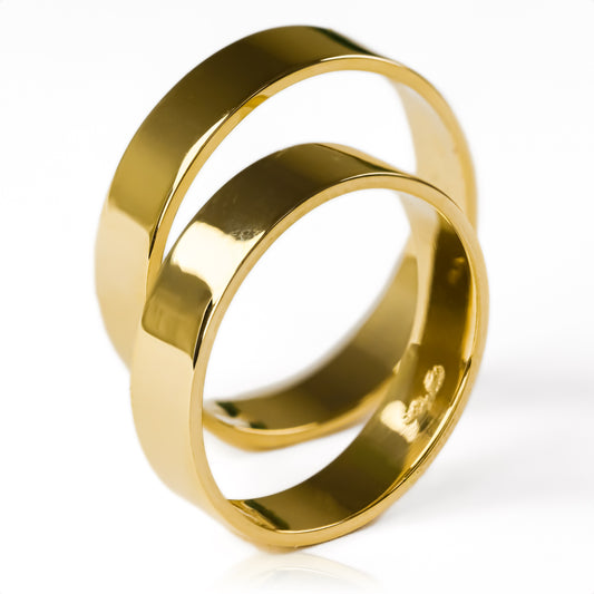 Argollas de matrimonio plane elegance, fabricadas en oro de 18k de Joyería Caracas, viene con certificado de calidad y garantía para toda la vida.