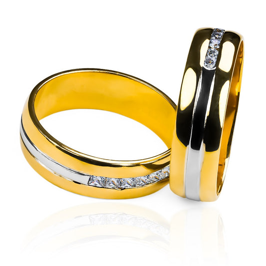 Argollas de matrimonio princess carré, elaboradas en oro 18 quilates de Joyería Caracas, respaldadas por una garantía de calidad de por vida.