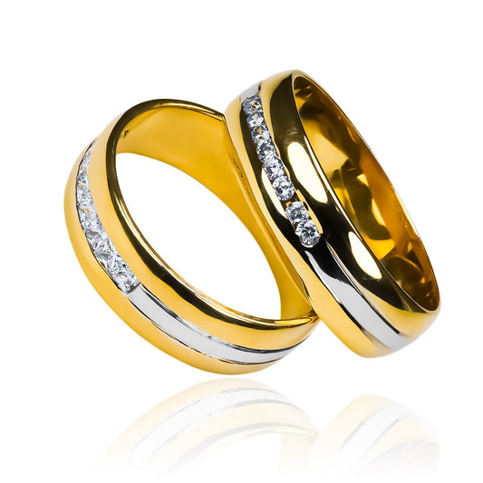 Argollas de matrimonio princess carré, elaboradas en oro 18 quilates de Joyería Caracas, respaldadas por una garantía de calidad de por vida.