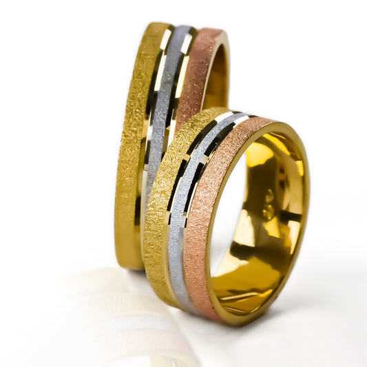 Argollas de matrimonio special line 3 oros, fabricadas en oro de 18 quilates de Joyería Caracas, cada una viene con un certificado de calidad y garantía de por vida.