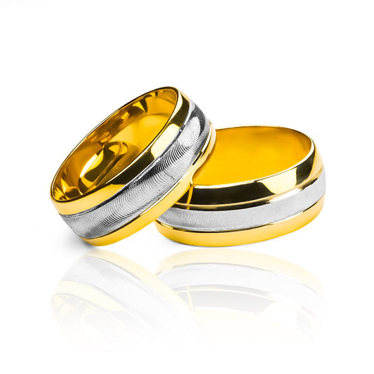 Argollas de matrimonio Striped, elaboradas en oro 18k por Joyería Caracas, cada una cuenta con certificado de calidad y garantía de por vida.