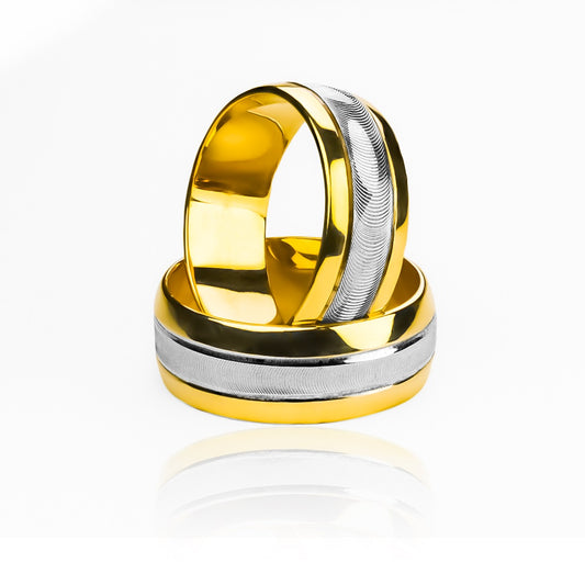 Argollas de matrimonio Striped, elaboradas en oro 18k por Joyería Caracas, cada una cuenta con certificado de calidad y garantía de por vida.
