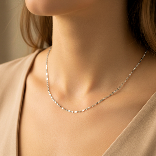 Cuello de mujer usando una cadena en tejido classic en oro blanco de 18 quilates de Joyería Caracas.