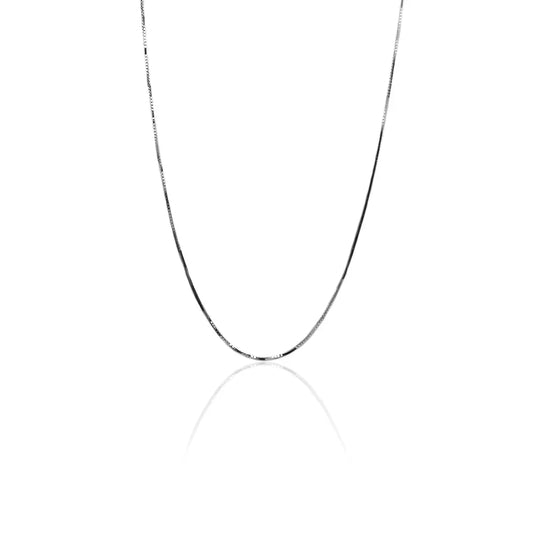 Cadena Venecia en color blanco, de 45 centímetros de largo, es una joya de Joyería Caracas. Hecha de oro 18k, esta cadena es sinónimo de calidad y lujo. Con garantía para toda la vida.