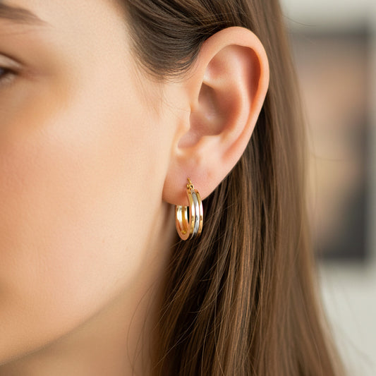 Oreja de modelo usando unas candongas de aros 3 oros de 18 quilates de Joyería Caracas.