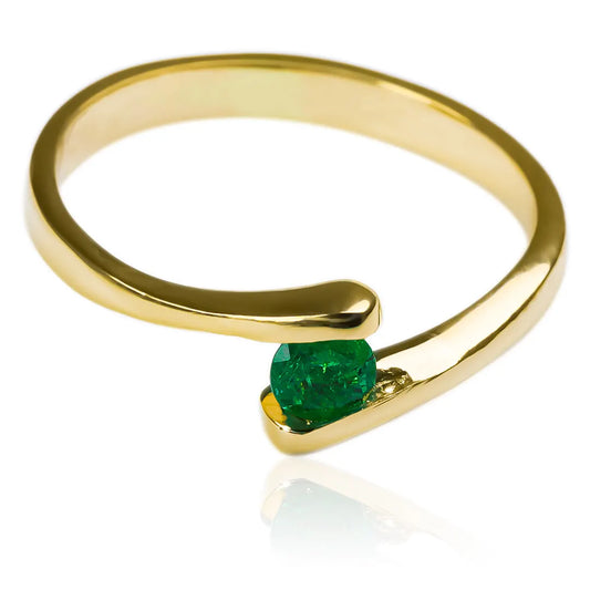 Anillo de compromiso Brenda II diseñado por Joyería Caracas. Hecho en oro 18k y acompañado de un certificado que garantiza su durabilidad para toda la vida.