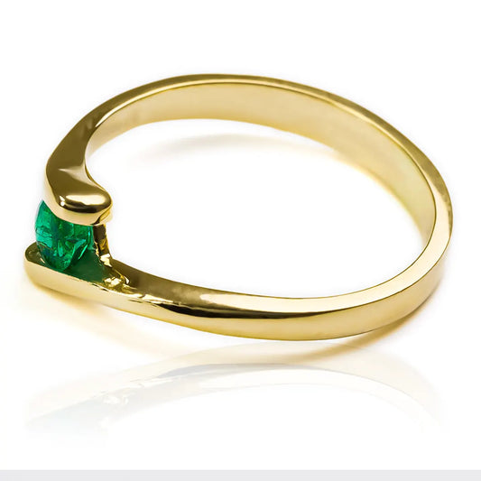 Anillo de compromiso Brenda II diseñado por Joyería Caracas. Hecho en oro 18k y acompañado de un certificado que garantiza su durabilidad para toda la vida.