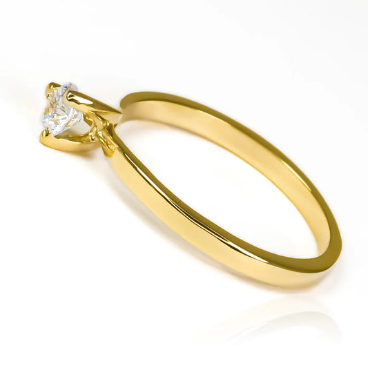 Anillo de compromiso trineo de Joyería Caracas. Fabricado en oro de 18 quilates y cuenta con un certificado de calidad y garantía de por vida.