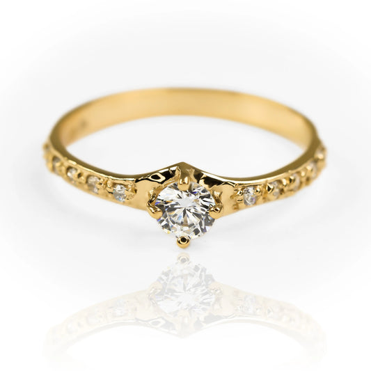 Anillo de compromiso Temptation de Joyería Caracas, fabricado en oro 18k, viene con certificado de calidad y garantía de por vida.