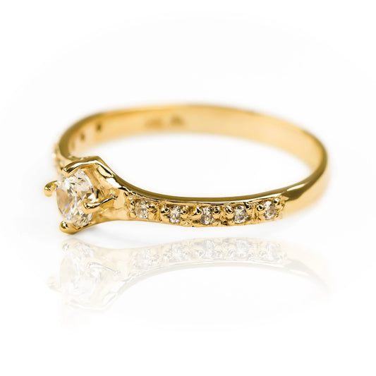 Anillo de compromiso Temptation de Joyería Caracas, fabricado en oro 18k, viene con certificado de calidad y garantía de por vida.